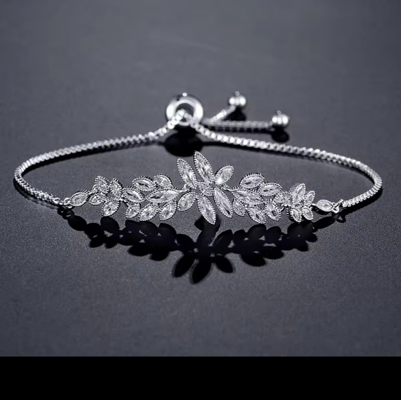 Elegant Gold Plated Adjustable Bracelet with Cubic Zirconia Leaves ✨ - Picture 6 of 9